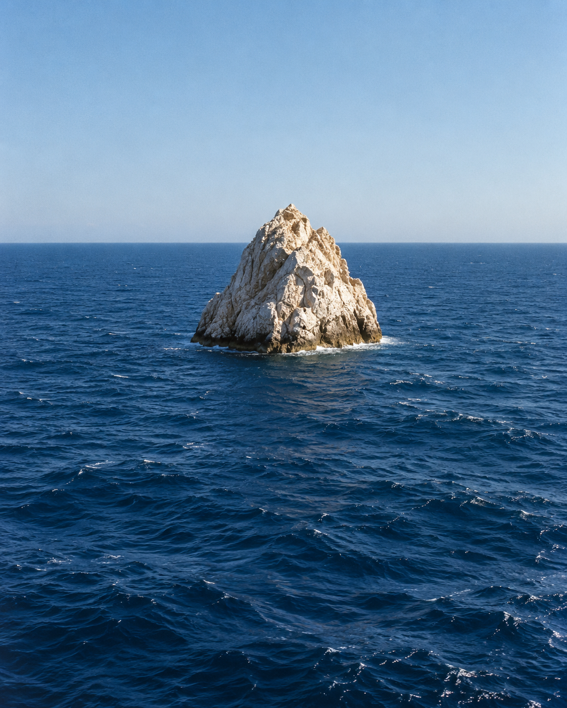 蓝色海面与浅色礁石